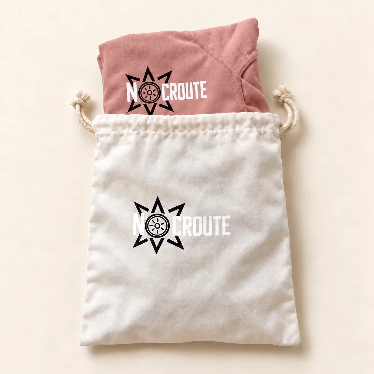 Pochon NoCroute avec le sweat rose poudré qui dépasse