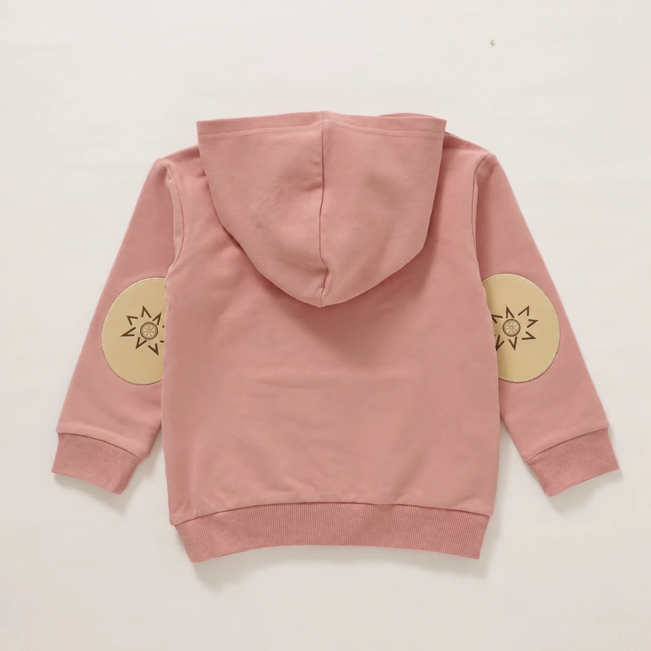Photo du sweat NoCroute rose poudré de dos, avec les renforts cousus aux coudes et les finitions côtelées